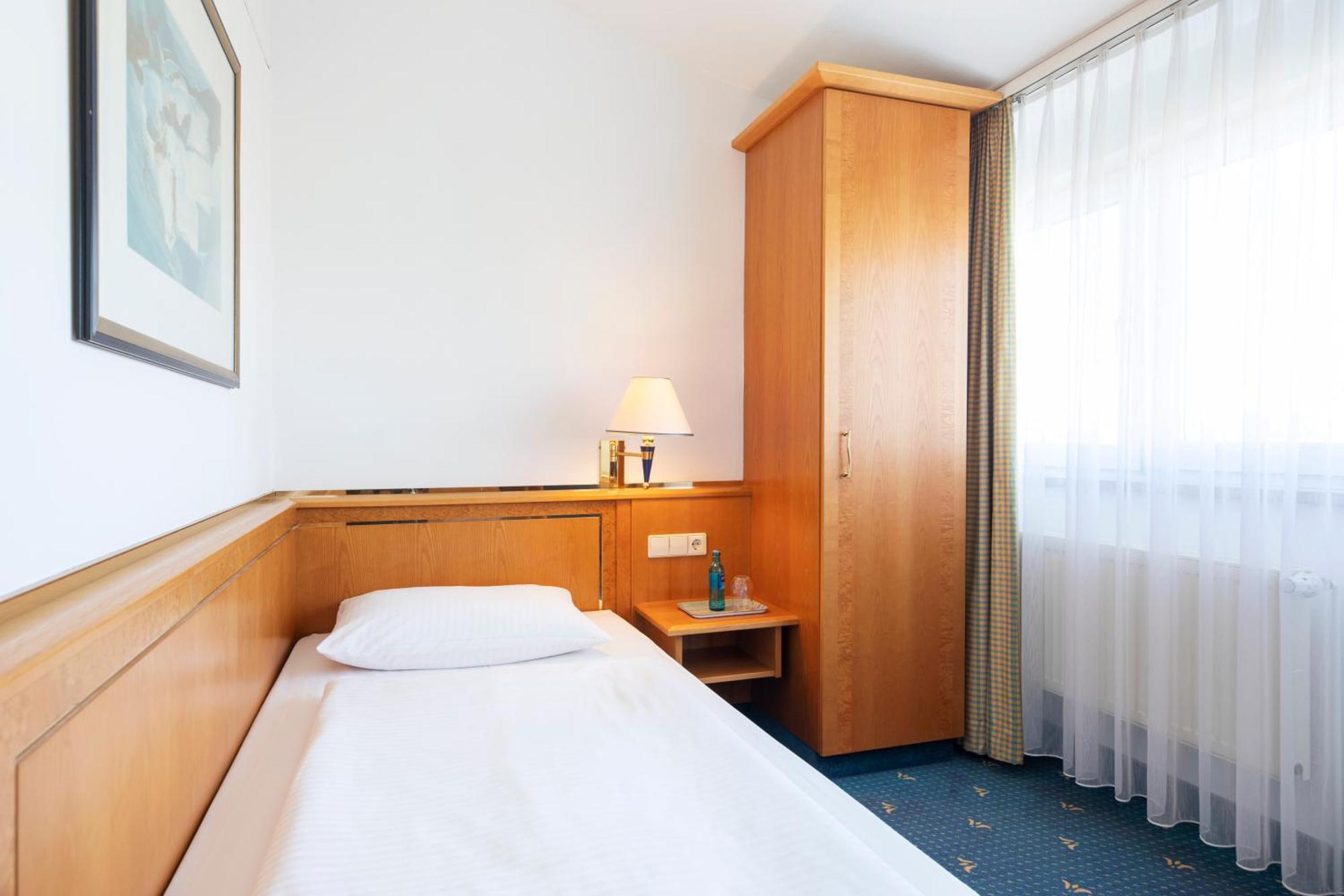 Achat Hotel Magdeburgo Esterno foto
